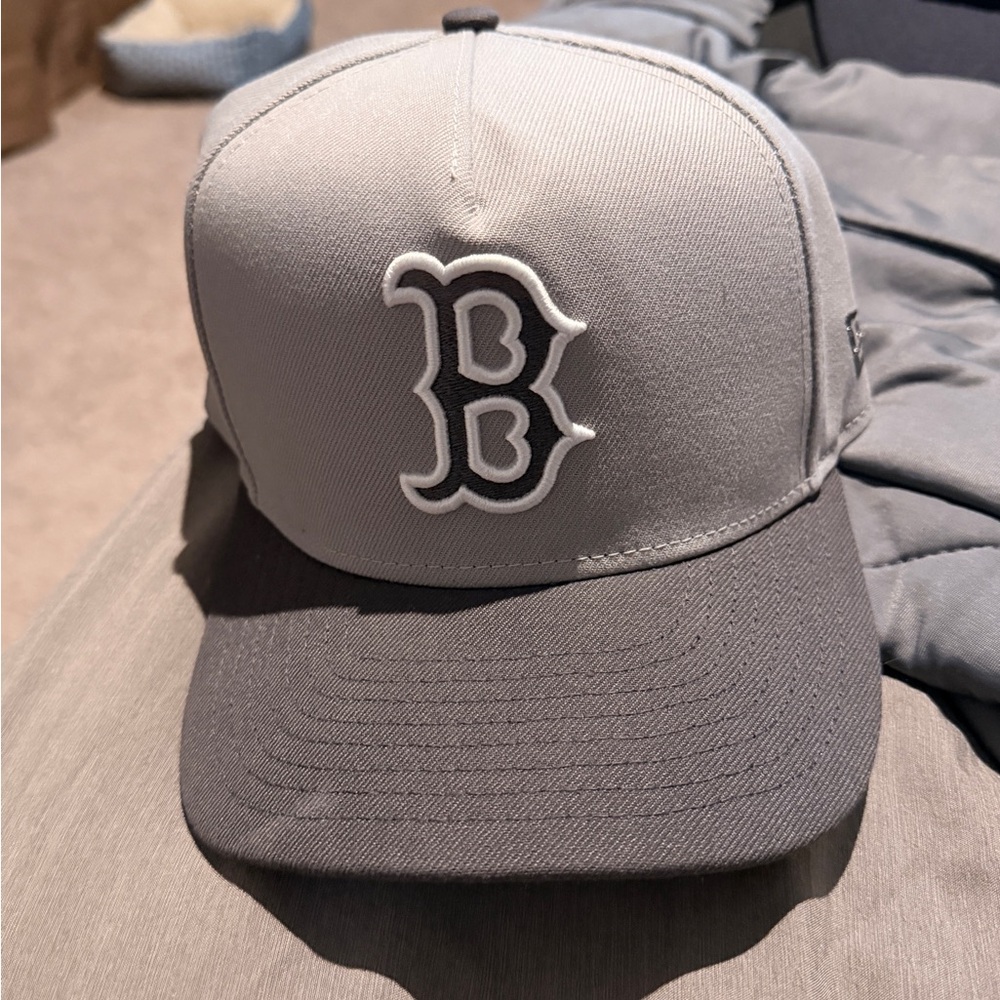 New Era Gray and Whislte Redsox Hat